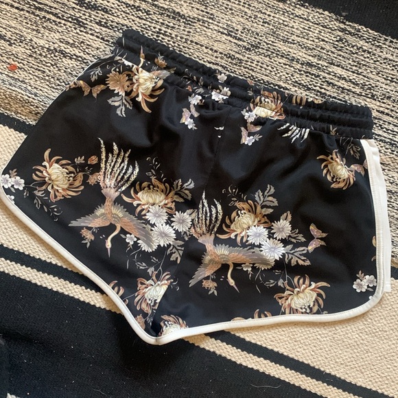 Forever 21 short black and pink athletic shorts with bird and flower print - Picture 4 of 4